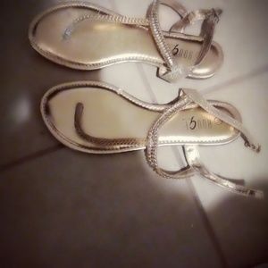 Women's Size 7 1/2 GOLD ROUGE HELIUM SANDALS